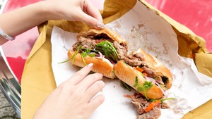 Ổ bánh mì 88.000 đồng của đầu bếp Mỹ có gì đặc biệt mà khách xếp hàng chờ mua?