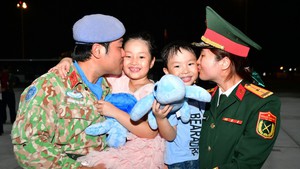 Giây phút đoàn tụ của những người lính mũ nồi xanh trở về từ Nam Sudan