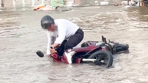 Người dân Cần Thơ chật vật trong triều cường sáng đầu tuần 
