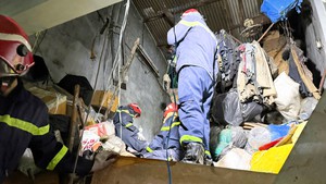 Sập gác lửng nhà trong hẻm ở phường Phú Nhuận, 3 người mắc kẹt được giải cứu