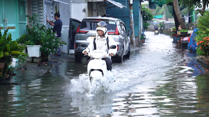 Triều cường đạt đỉnh, nhiều nơi ở TP.HCM người dân đi lại khó khăn ngày đầu tuần