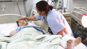 Video ghép tạm bàn tay vào cẳng chân cho bé trai bị cổng chào sập đè ở Hà Tĩnh