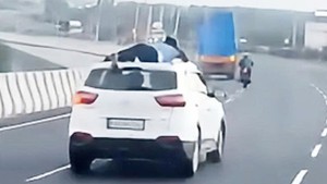 Video cảnh sát bám chặt trên mui xe của nhóm tội phạm suốt 30km ở Ấn Độ