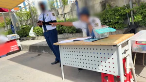 Tuyến đường 1,4km ven rạch Xuyên Tâm vừa thông xe ngày 2-9, đã bị bảo vệ trường chặn lại
