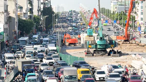 Dòng xe nối dài, nhích từng chút qua cầu Vĩnh Tuy trong ngày đầu đi làm sau lễ