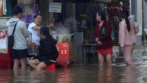 Quán bún riêu nước ngập tới đầu gối, khách vẫn lội nước tới ăn như chưa có... triều cường