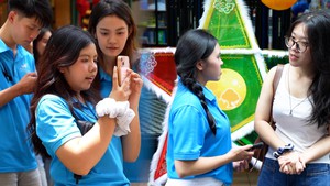 Rời lớp học, sinh viên Trường ĐH Lạc Hồng xuống phố học ‘Làm báo cùng Tuổi Trẻ’