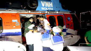 Video trực thăng bay đêm đưa ngư dân bị vỡ sọ từ Trường Sa về đất liền