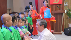 Phó Bí thư Nguyễn Phước Lộc hát cùng bệnh nhi tại lễ khai giảng lớp học đặc biệt ở Bệnh viện Ung Bướu