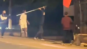 Triệu tập nhóm thanh niên chạy xe lạng lách, hỗn chiến làm 3 người bị gãy xương