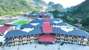 Ngỡ ngàng ngôi trường mang dáng quyển vở, rực sắc thổ cẩm Mông - Dao