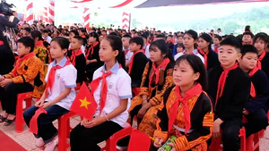 Học sinh Mẫu Sơn diện trang phục Tày, Nùng, Dao trong lễ khai giảng ở ngôi trường mới