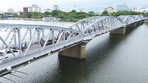 Cận cảnh cầu Trường Tiền bắc qua sông Hương ở TP Huế sau sửa chữa 