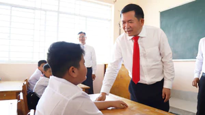 Ông Đinh Văn Nơi trao 50 triệu đồng và 2.000 quyển tập cho học sinh khó khăn vùng biên giới