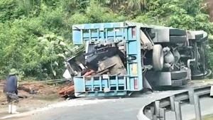 Hiện trường xe tải chở máy múc đè chết hai vợ chồng đi xe máy, 3 người bị thương 