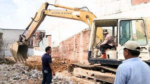 Tất bật nghề tháo dỡ, mua 'xác nhà' trên đất bàn giao dự án mở rộng quốc lộ 1 ở TP.HCM