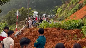 Sạt lở đất gây ách tắc tuyến đường huyết mạch nối Đồng Nai với Lâm Đồng