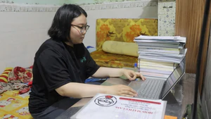 Cô gái nghỉ học một năm, làm đủ việc để trở lại giảng đường