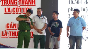 Công an dùng bột mì mô phỏng cảnh 'xào ke' hướng dẫn công nhân phòng ngừa ma túy