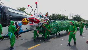 Cận cảnh Rồng Xanh dài 43m diễu hành trên đường phố Phan Thiết khai hội Nghinh Ông
