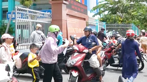Phụ huynh vất vả đưa đón con ngày 4 lượt vì trường chưa thể tổ chức bán trú