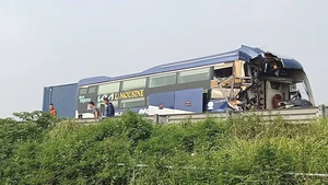 Xe khách không giữ khoảng cách, tông đuôi xe đầu kéo làm một người chết