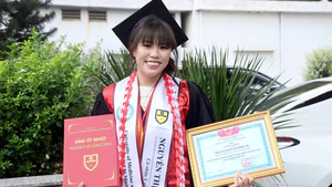 Cô gái mồ côi từ những ngày nhặt ve chai đến tấm bằng cử nhân y tế cộng đồng