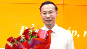 Video ông Nguyễn Thanh Nhàn được bầu làm Chủ tịch UBND tỉnh Đồng Tháp