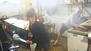 Cầm đao truy sát đối thủ trong quán hải sản, hai thanh niên bị khởi tố