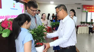 UBND xã Bà Điểm trao giấy chứng nhận kết hôn và chúc phúc cho 38 cặp đôi