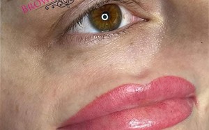 Ảnh vui 10-10: Mẫu quảng cáo phun môi, xăm mày tiết kiệm