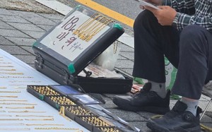 Ảnh vui 17-10: Giá vàng trong tiệm tăng chứ lề đường thì 'u như kỹ'