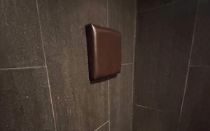 Ảnh vui 1-12: Tại sao chiếc gối đệm lại được đặt trên tường cao?