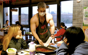 Làn sóng trai đẹp phục vụ bùng nổ tại Trung Quốc