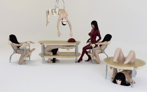 Vợ Kanye West biến cơ thể phụ nữ thành cái bàn, cái ghế