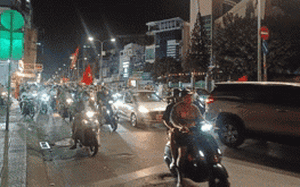 CĐV 'đi bão' sau chiến thắng của tuyển Việt Nam, cần lưu ý một điều