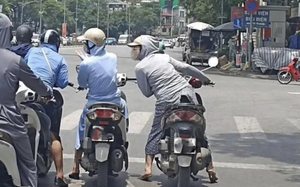 Ảnh vui 12-8: Đi đường nhưng không quên 'hóng drama'