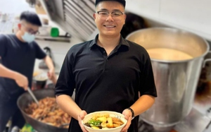 Bỏ nghề kỹ sư, chàng trai bán mì tôm kiếm sống