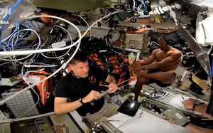 NASA tắt vội livestream khi thấy phi hành gia... bán khỏa thân