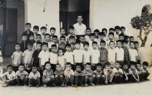 Cả lớp ngạc nhiên khi thầy mặc bộ vest đen, mang theo khay trầu rượu lên lớp, giọng trầm lắng hẳn