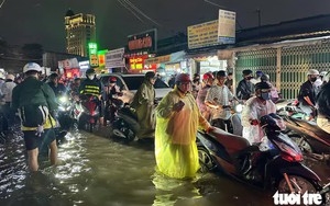 Có nên đội mưa lớn về để tránh kẹt xe, ngập nước?
