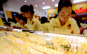 Giá vàng hôm nay 7-10: Vàng thế giới rục rịch tăng, SJC vẫn đi ngang