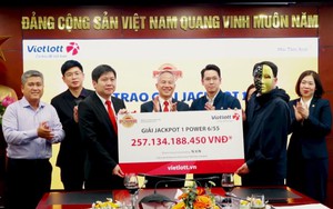Bà chủ điểm bán vé trúng: Nhiều người tới 'xin vía'