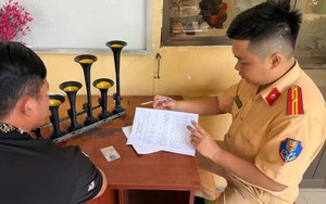 Bấm còi xe khi chờ đèn đỏ chỉ mang tính cảnh báo thôi, sao phải khó chịu?
