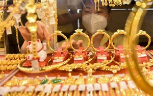 Giá vàng tăng vọt sau khi Mỹ và Iran xem xét tái đàm phán