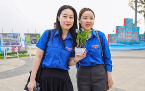 Hơn 600 người chung tay làm sạch bãi biển Đà Nẵng, đổi rác lấy cây xanh