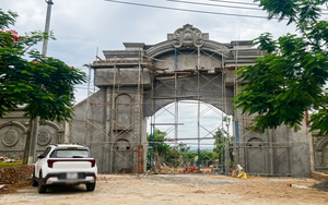 Xây cổng hoành tráng lấn quốc lộ, yêu cầu tháo dỡ than khó khăn; Đường 20 tỉ mới sử dụng đầy 'ổ voi'