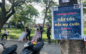 Ấm lòng tiệm tóc 'đổi nụ cười' nơi vỉa hè cố đô Huế