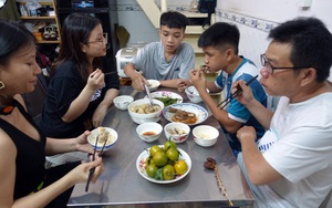 Còn trẻ ai cũng muốn đi xa, trưởng thành chỉ muốn trở về, có tiếng dép của mẹ, có dáng cha xem tivi