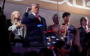 Dùng dằng cuộc chiến, cảnh báo từ việc ông Trump bị la ó tại trận chung kết NBA